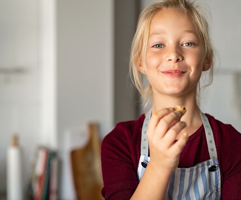 meisje eet een koekje