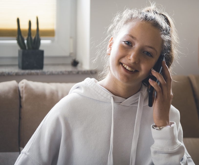 meisje voert een telefoongesprek