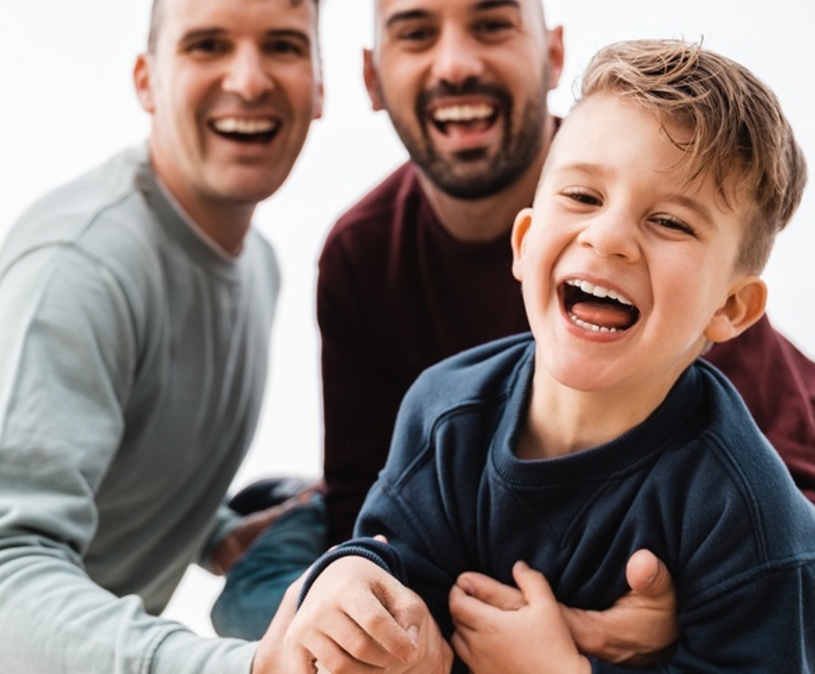 twee vaders en een zoontje lachen