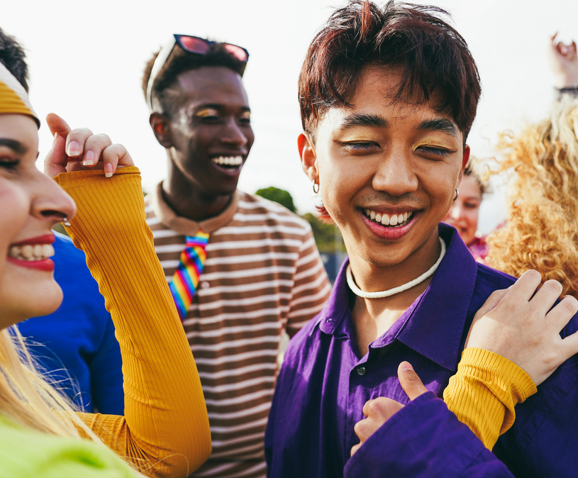 aziatische jongen met oogschaduw op festival met vrienden