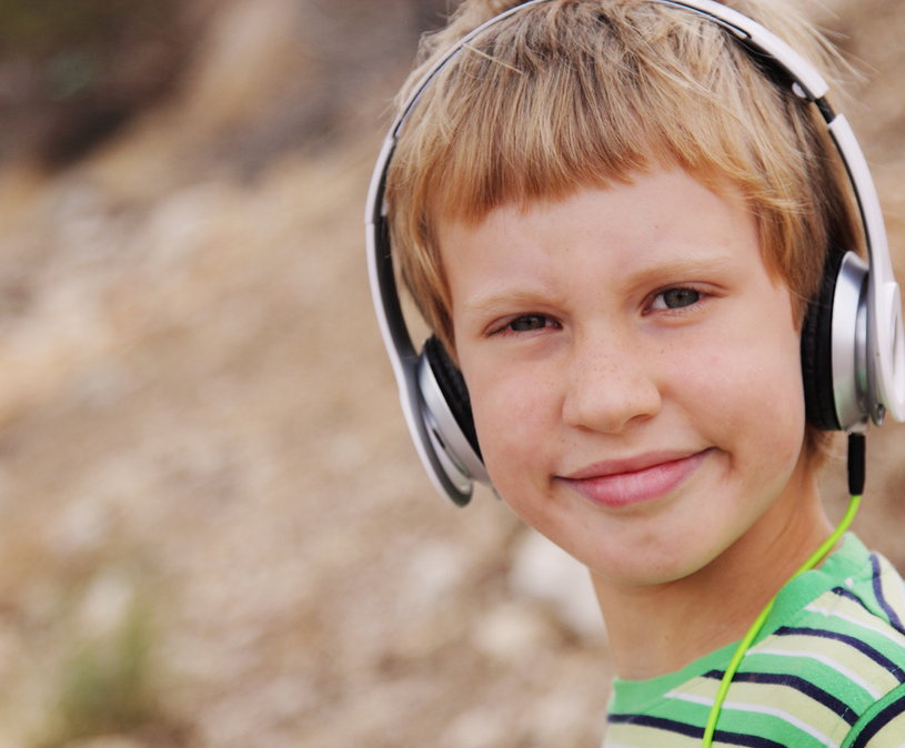 Jongen van 9 met koptelefoon