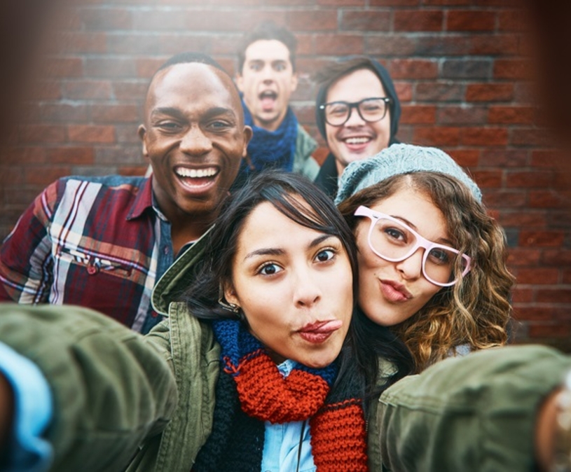 groepje jongeren maakt een selfie