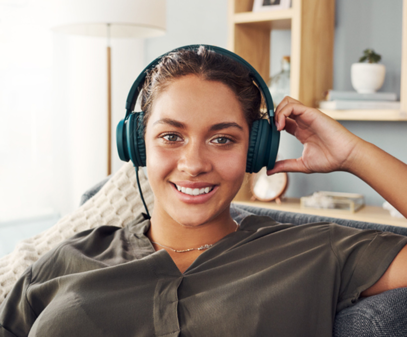 jonge vrouw met koptelefoon op