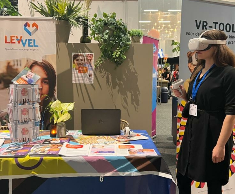 de stand van Levvel op de informatiemarkt, met oa de VR bril en informatie over Levvel Up 