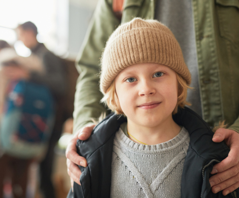 Kind kijkt in camera