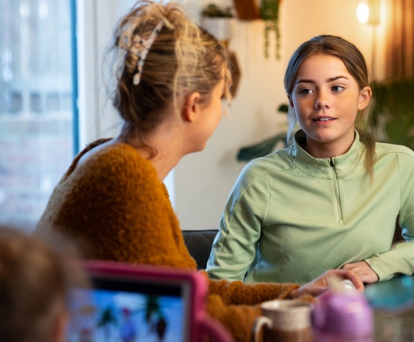 moeder en dochter aan tafel