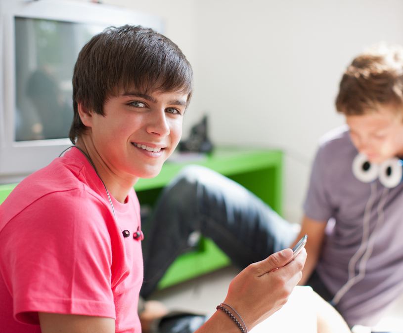 Twee jongens zitten bij een tv