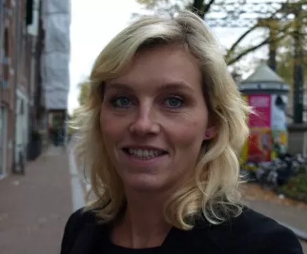blanke vrouw met blond haar die buiten staat