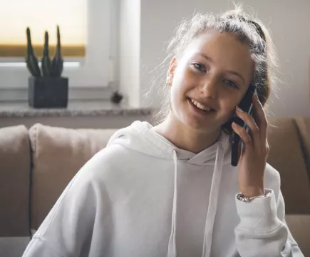 meisje voert een telefoongesprek