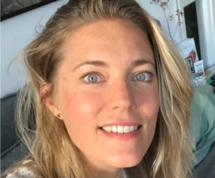 Marcia Adriaanse, vrouw, blond lang haar