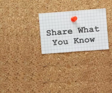 prikbord met een notitie over kennisdelen: share what you know