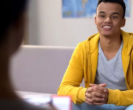 jongen in gesprek met zijn hulpverlener