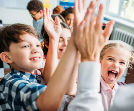kinderen maken een high five