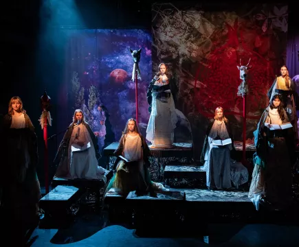 foto van een scene uit de theatervoorstelling The Omen van Alexandra Broeder