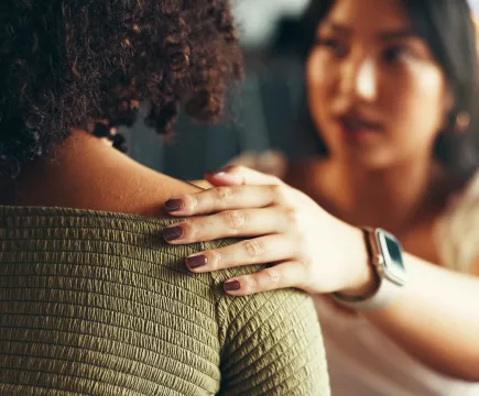Ervaringsprofessional steunt een andere vrouw