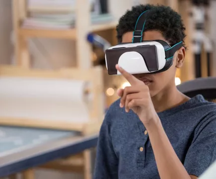 Jongen met VR-bril