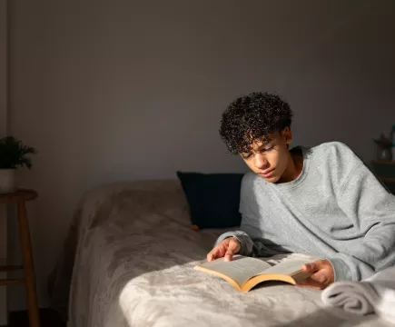 Jongen leest op bed