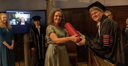 Annet Heijerman promoveert op het onderzoek naar Tackle your Tics, Lisbeth Utens overhandigt haar het diploma